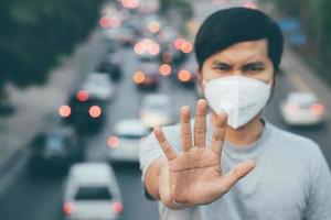 homem usando máscaras para prevenir covid 19 foto