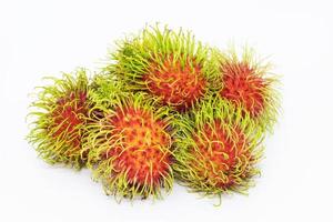 fruta saudável, rambutan vermelho verde doce deliciosa combinação de frutas frescas isolada no fundo branco. foto