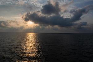 vista para o mar nublado do mar báltico ao nascer do sol foto