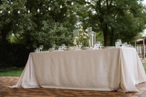 salão de banquetes para casamentos, salão de banquetes com decoração atmosférica foto