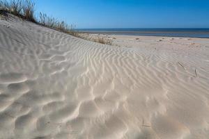 padrões na areia da praia foto