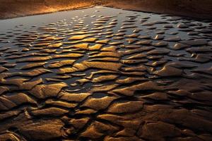 padrões na areia da praia foto