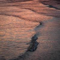 cores do pôr do sol na água do mar foto