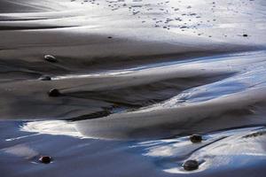 padrões na areia da praia foto