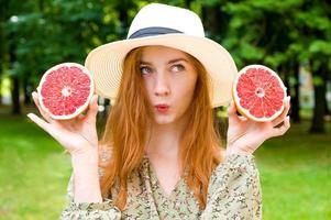 retrato de verão ensolarado de menina bonita no parque se divertindo. conceito de vitaminas foto