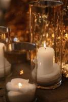 decoração atmosférica de velas com lareira no banquete foto