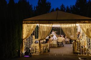 salão de banquetes para casamentos, salão de banquetes com decoração atmosférica foto