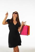 jovem mulher bonita segurando a sacola de compras no fundo branco isolado foto
