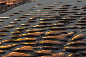 padrões na areia da praia foto