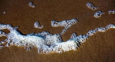 padrões na areia da praia foto