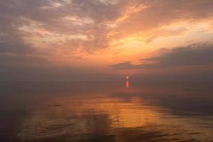 vista para o mar nublado do mar báltico ao pôr do sol foto