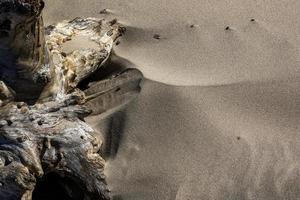 padrões na areia da praia foto