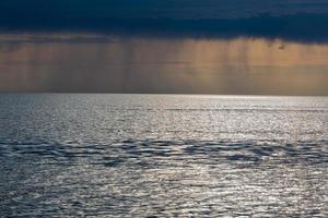 costa do mar báltico ao pôr do sol foto