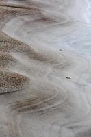 padrões na areia da praia foto