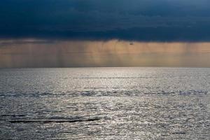 costa do mar báltico ao pôr do sol foto