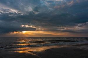 vista para o mar nublado do mar báltico ao pôr do sol foto