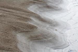 padrões na areia da praia foto