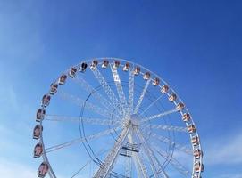 parte superior da roda gigante contra um céu azul brilhante à luz do meio-dia. foto horizontal. Cracóvia, Polônia, Europa.