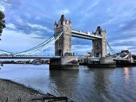 uma vista do rio tâmisa perto de westminster foto