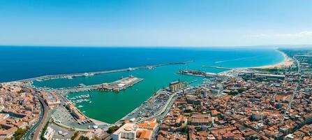 vista aérea na via etnea em catania. cúpula de catania e a rua principal com o fundo foto