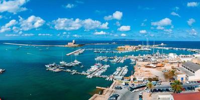 vista panorâmica aérea do porto de trapani, sicília, itália. foto