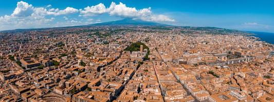 vista aérea na via etnea em catania. cúpula de catania e a rua principal com o fundo foto