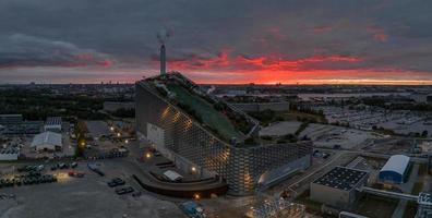 usina de conversão de energia e calor e um parque esportivo em copenhague foto