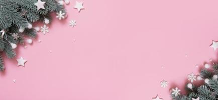 banner com vista superior de decoração de ano novo de natal, plano deitado no fundo rosa com espaço de cópia foto