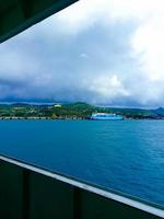 bela paisagem mar azul com barcos que passam foto