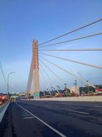 lindo céu azul na estrada ponte pasupati com vibrações matinais da paisagem urbana foto