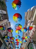 rua apollonos, uma rua guarda-chuva em trikala foto