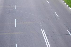 estrada de asfalto ruim danificada com buracos. conserto de asfalto foto