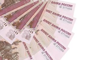 Notas de 100 rublos russos estão isoladas em fundo branco com espaço de cópia empilhado em forma de leque foto