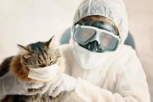 homem de terno e gato com máscara médica foto