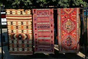 carpetes e tapetes feitos de tipos tradicionais