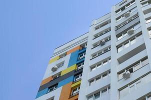 novo edifício residencial de vários andares e céu azul foto