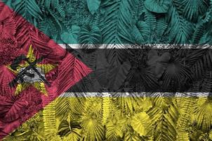 bandeira de moçambique retratada em muitas folhas de palmeiras monstera. pano de fundo na moda foto