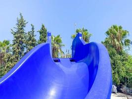 toboágua de plástico em um parque aquático para mergulho em um hotel tropical para relaxar foto