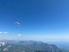 parapente está voando no céu azul foto