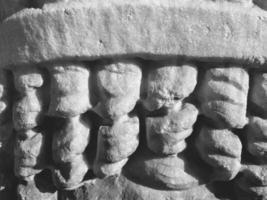textura antiga. uma pedra cinza, um pedaço de uma estátua. textura volumétrica de pedra e areia. textura do museu, parede de mármore. plano de fundo 3d foto