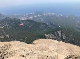 bela paisagem de uma montanha alta para a floresta e montanhas em um país tropical com resorts e o mar foto