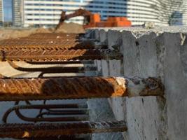 ferro metal enferrujado reforço em concreto e lajes de concreto armado industrial usadas na construção de edifícios e estruturas foto