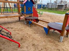 moderno e incomum playground de madeira brilhante para crianças no novo complexo residencial suburbano foto