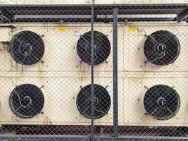 condicionadores de ar industriais atrás da parede. grandes ventiladores em caixas brancas. arrefecimento do edifício. ar condicionado e purificação foto