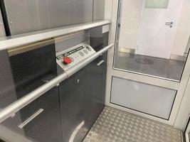 grande novo elevador inclusivo no metrô ou shopping center para pessoas com deficiência e pessoas com deficiência para um ambiente de cidade sem barreiras foto