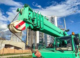 o guindaste do tipo lança se move sem carga, sem a necessidade de trilhos especiais. guindaste de caminhão no canteiro de obras de um novo microdistrito, equipamentos automotivos pesados foto