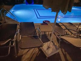 negócio de iluminação para piscina de quintal de luxo. estilo de vida descontraído foto