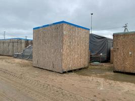 caixas de madeira no armazém. caixas de madeira para embalagem de máquinas industriais. armazenagem. embalagem de produtos acabados da fábrica. venda de materiais de embalagem foto