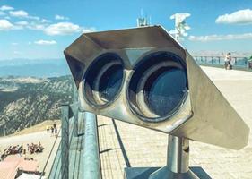 plataforma de observação com binóculos com grandes lentes pretas. lupa ambiente. binóculos panorâmicos para turistas foto