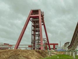 ferramenta de montanha. construção de uma mina para mineração. trabalho mineiro. grande guindaste de mineração de metal vermelho foto